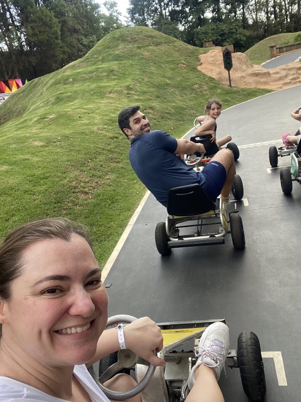 Família andando de kart a pedal em um parque